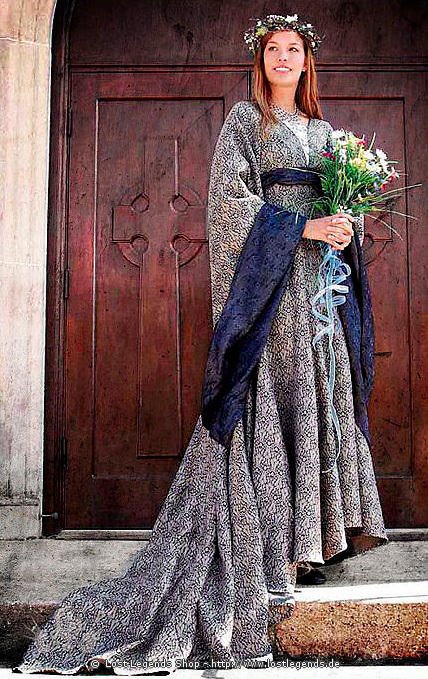 Festliches Mittelalter-Kleid mit langer Schleppe